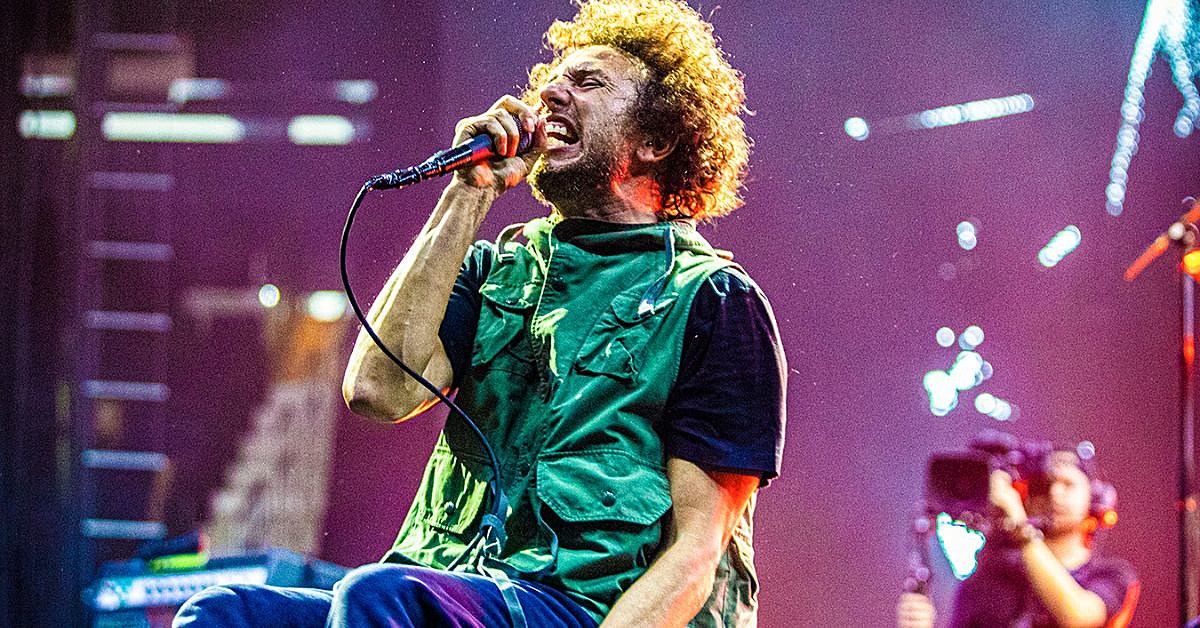 ミュージシャン RAGE AGAINST THE MACHINE Travis Scott Zack de la Rocha famously wearing the “and they sold us like